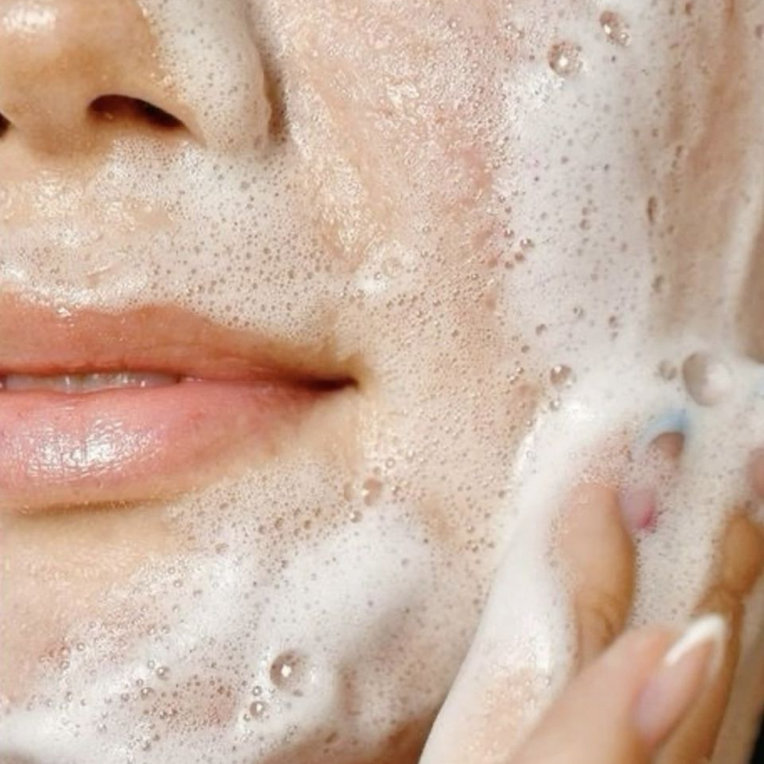 Limpiar profundamente la piel, eliminar exceso de grasa y ayudar a prevenir brotes sin resecar.