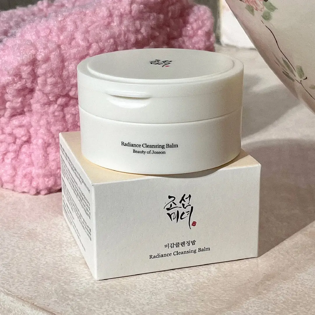Derretir maquillaje, protector solar e impurezas de forma suave, dejando la piel limpia, luminosa y confortable.