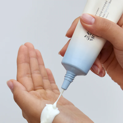 Proteger la piel del sol con una textura ultra ligera y refrescante, mientras hidrata y calma la piel.