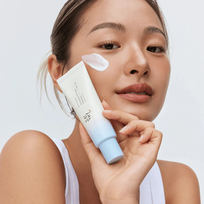 Proteger la piel del sol con una textura ultra ligera y refrescante, mientras hidrata y calma la piel.