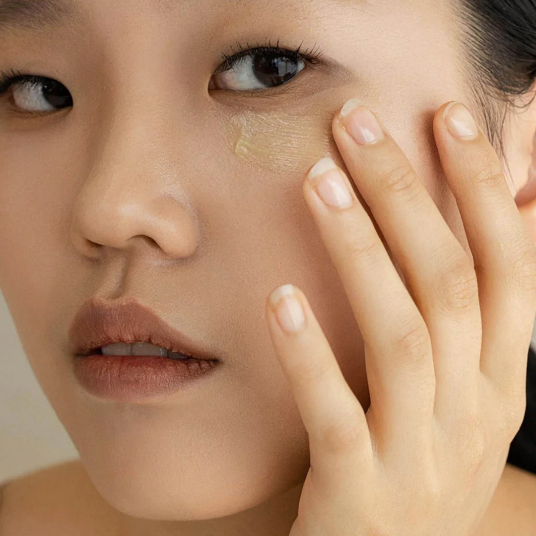 Mejorar la apariencia de líneas finas, ojeras y signos de cansancio en el contorno de ojos.